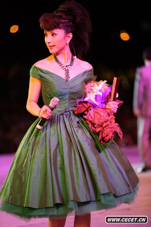 湯燦亮相酷似芭比娃娃