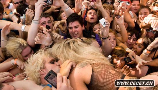 Lady Gaga裸體落人堆熱吻粉絲