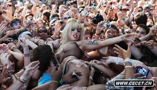 Lady Gaga裸體任由歌迷狂摸