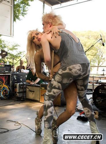 Lady Gaga裸體任由歌迷狂摸