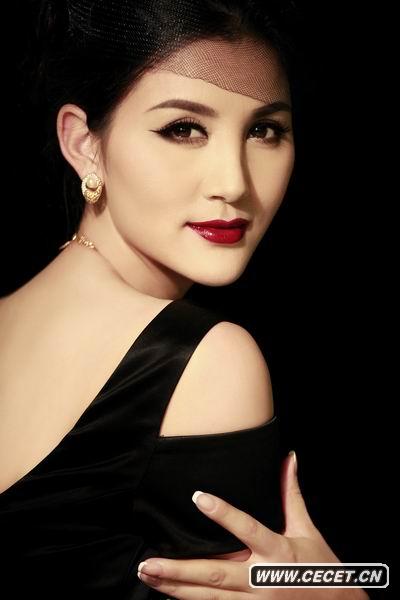 李婉僮寫(xiě)真露美背