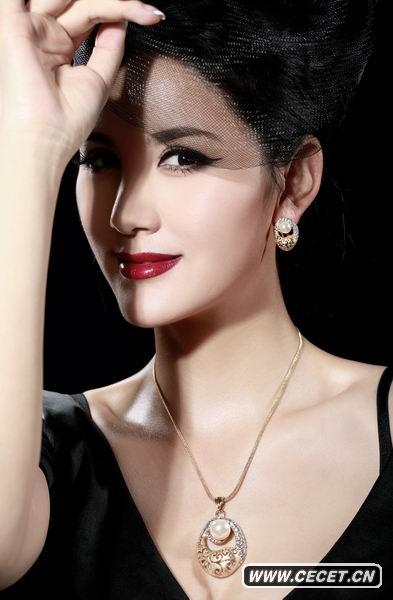 李婉僮寫(xiě)真露美背