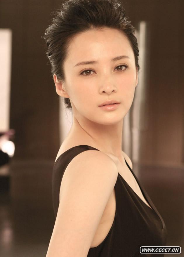 蔣勤勤深V出鏡代言