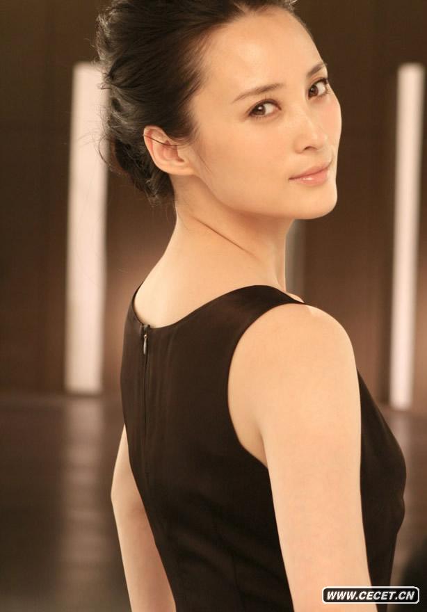 蔣勤勤深V出鏡代言