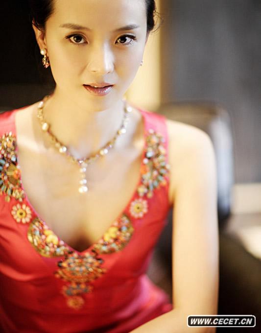 王艷寫(xiě)真詮釋名媛風(fēng)范