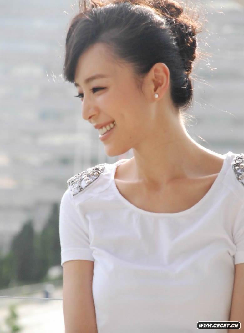 張靜初復古妝容寫(xiě)真