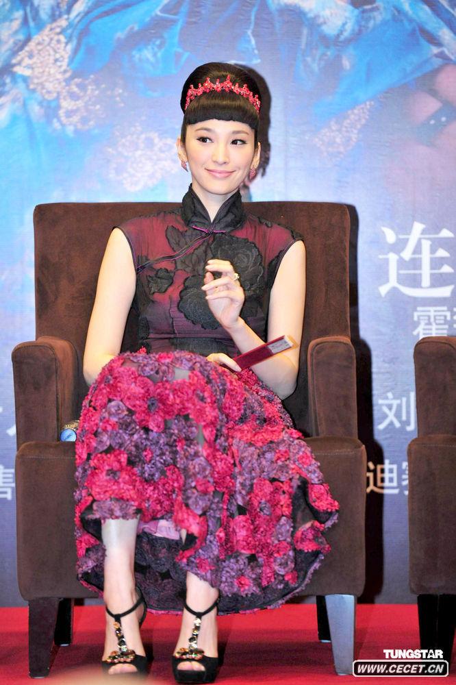 吳佩慈紅色復古洋裝現身