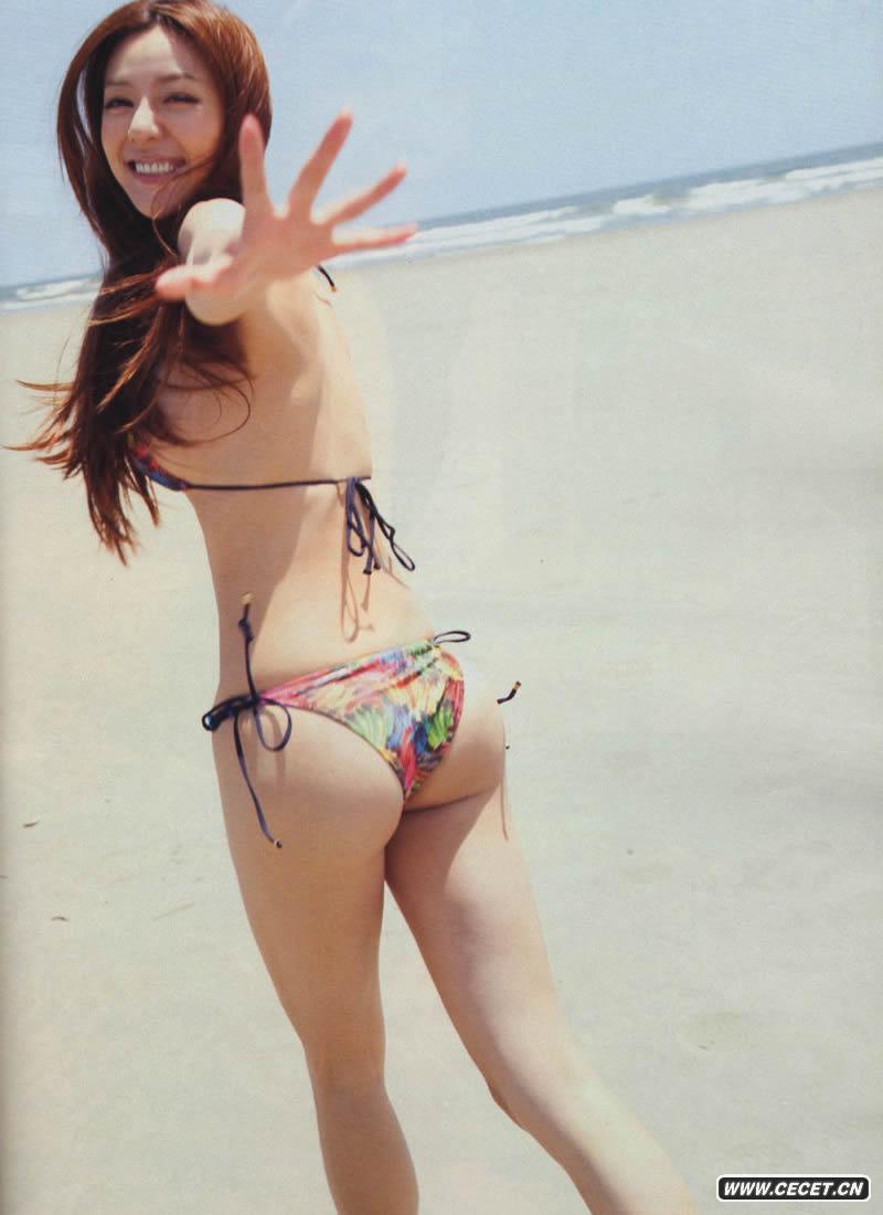 周韋彤海邊比基尼寫(xiě)真