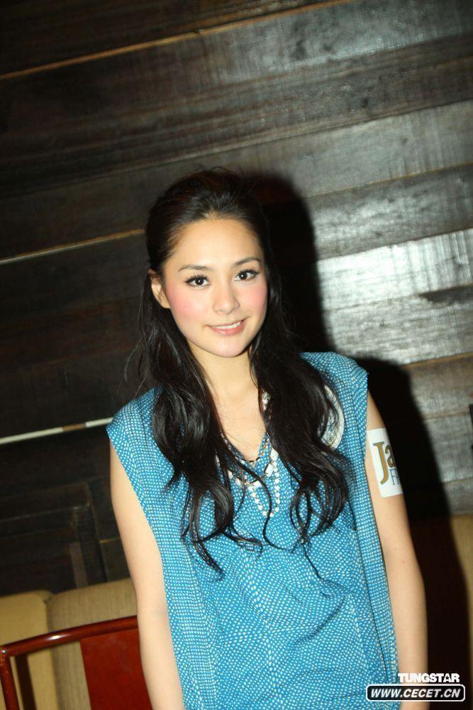 阿嬌出席代言展歌喉