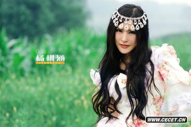 楊棋涵赴港拍時(shí)尚大片