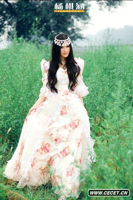 楊棋涵赴港拍時(shí)尚大片