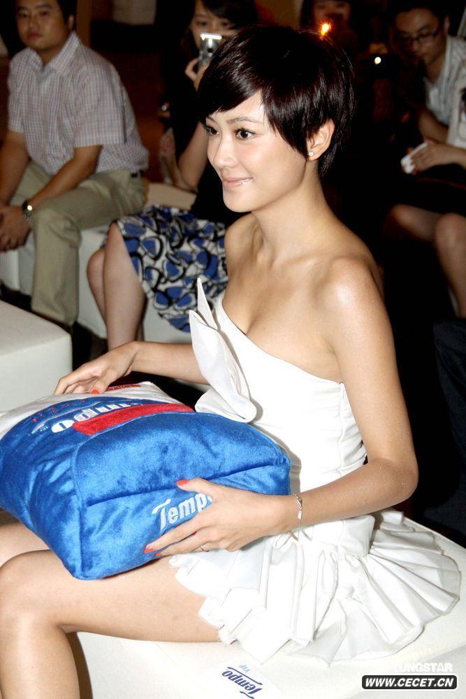 應采兒白裙亮相秀身材