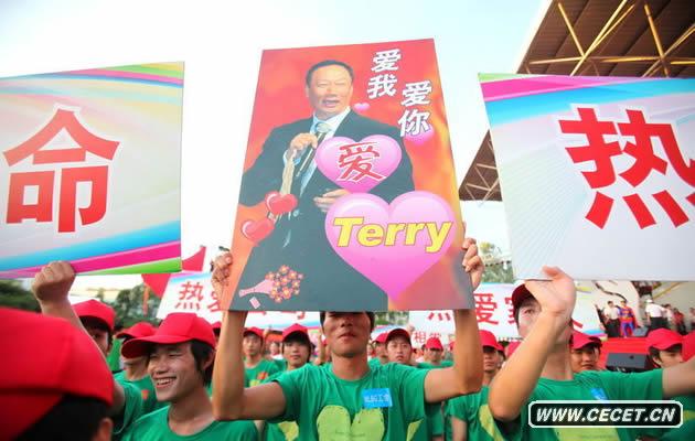 深圳富士康數萬(wàn)員工誓師珍惜生命活動(dòng)