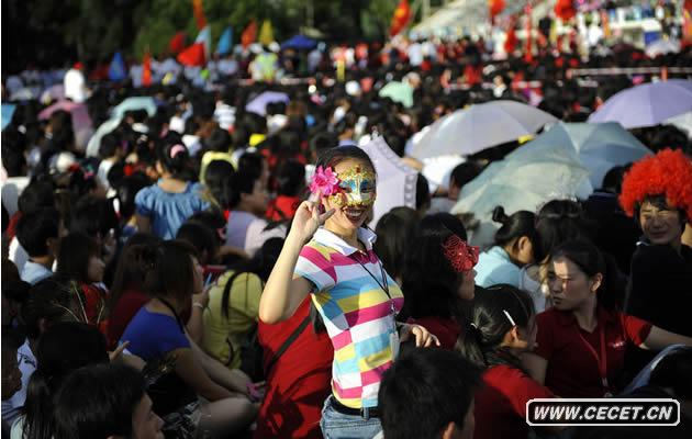 深圳富士康數萬(wàn)員工誓師珍惜生命活動(dòng)