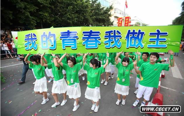 深圳富士康數萬(wàn)員工誓師珍惜生命活動(dòng)