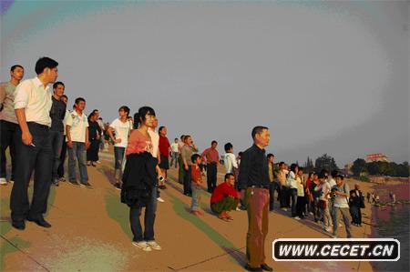 Sʬߌ@λӢ۵zwʾ׌˿z](mi)߅˼ͬzw߅ČW(xu)޺һƬW(xu)УһλώҲsF(chng)