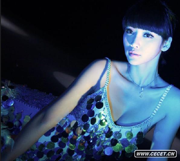 柳巖露背妖嬈演繹