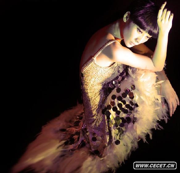 柳巖露背妖嬈演繹