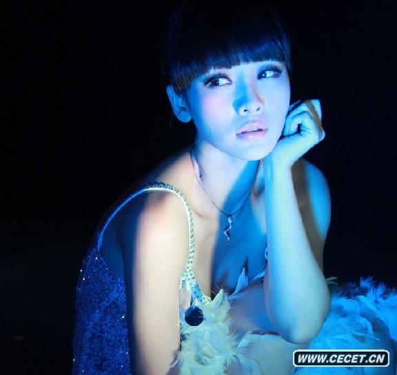 柳巖露背妖嬈演繹