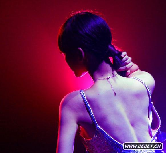 柳巖露背妖嬈演繹