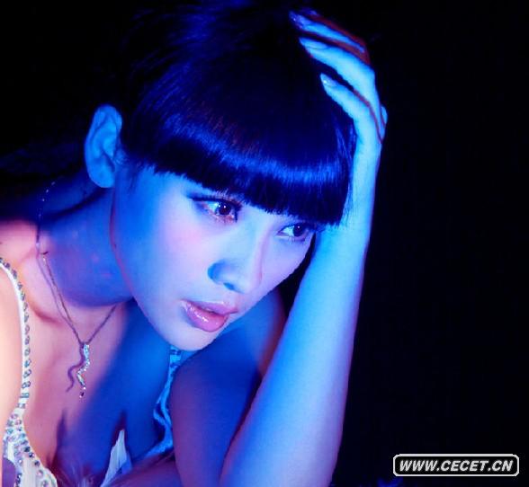 柳巖露背妖嬈演繹