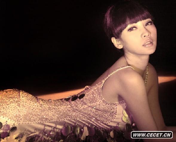 柳巖露背妖嬈演繹