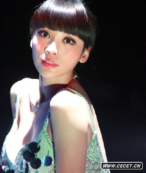 柳巖露背妖嬈演繹