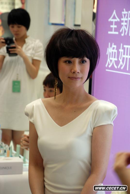 海清白裙大方秀雪肌