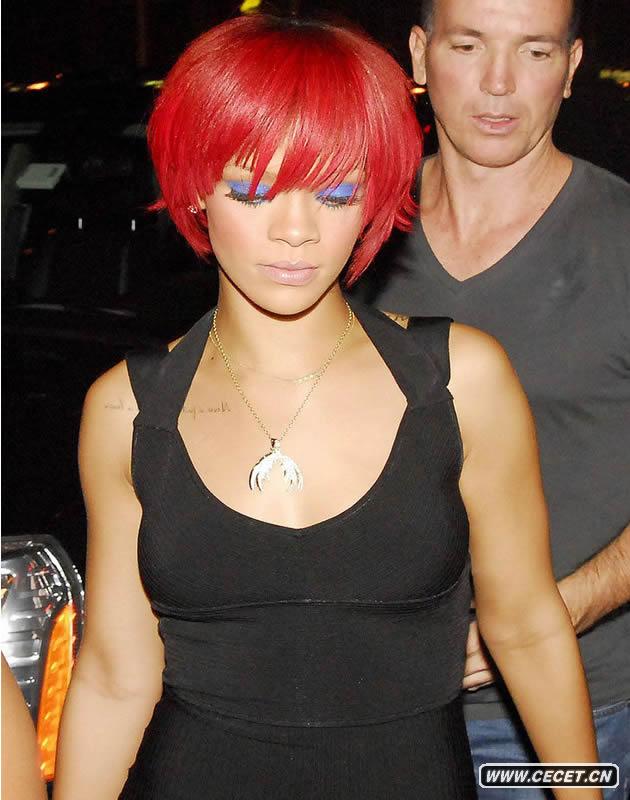 蕾哈娜新造型紅發(fā)搶眼