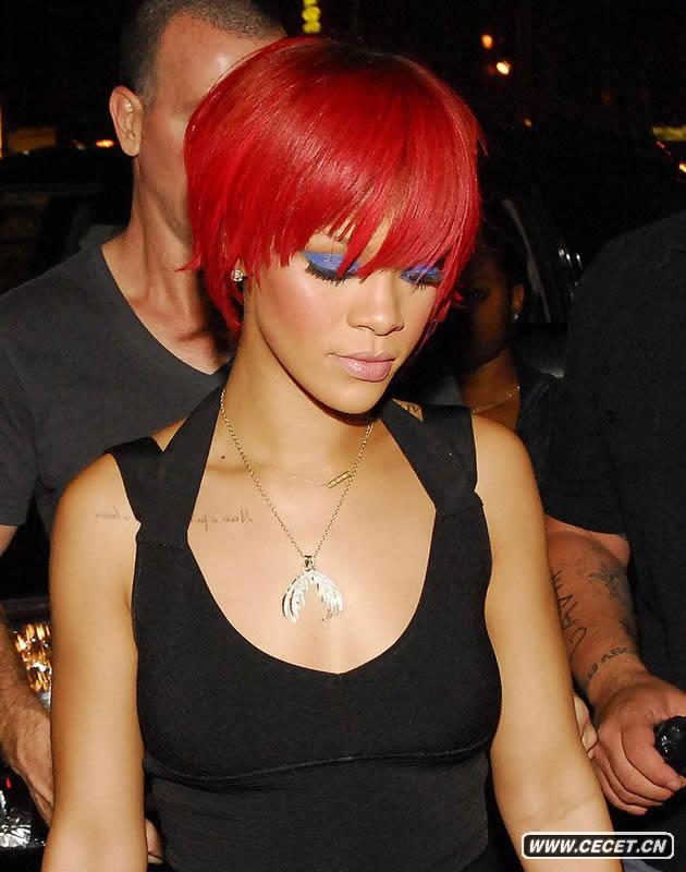 蕾哈娜新造型紅發(fā)搶眼