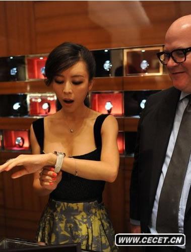 張靜初呈現熱辣身材