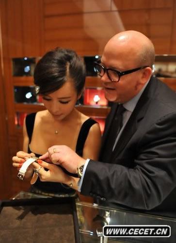 張靜初呈現熱辣身材