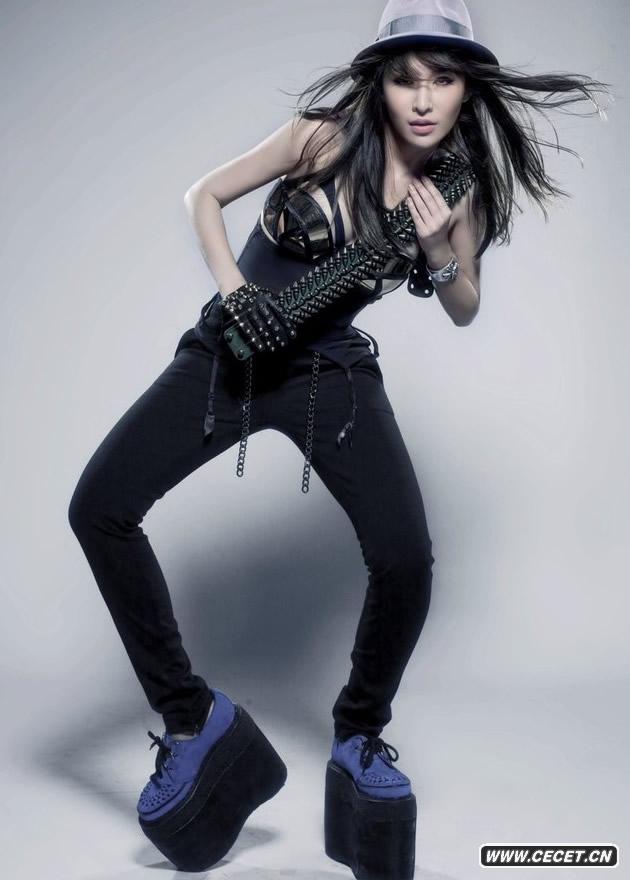 蕭亞軒腳踩20公分鞋