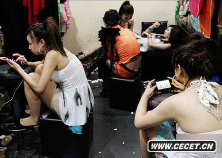 揭秘夜店里舞女的心酸生活