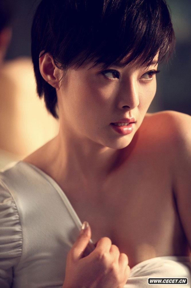 袁莉緊身衣大秀曲線(xiàn)