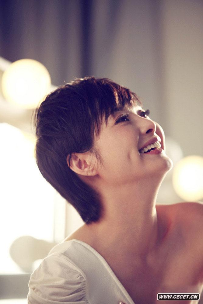 袁莉緊身衣大秀曲線(xiàn)