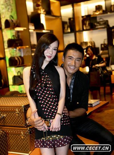 霍思燕胡兵熊抱秀親密