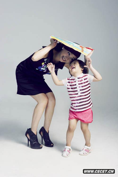 翁虹攜女拍攝公益寫(xiě)真