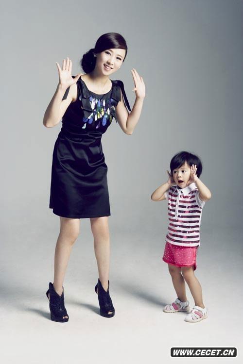 翁虹攜女拍攝公益寫(xiě)真