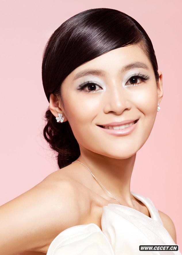 王媛可嬌俏驚艷登封面