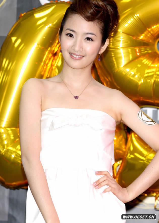 林依晨白色抹胸裙亮相