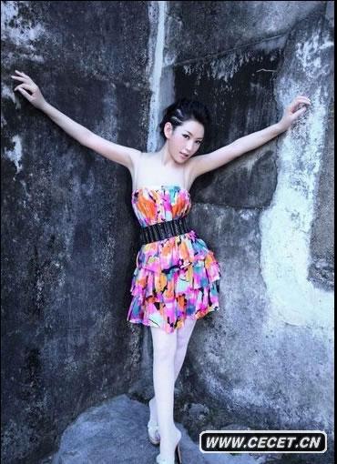 嫩模徐黛妮花裙寫(xiě)真