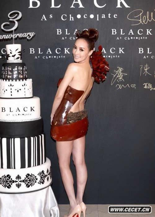 關(guān)穎展示巧克力馬甲