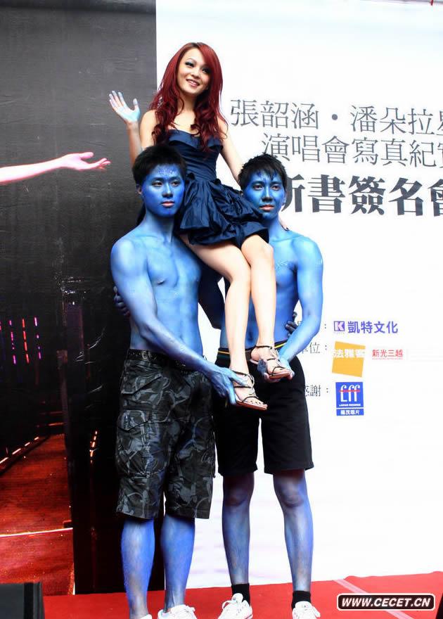 張韶涵被半裸猛男抬起