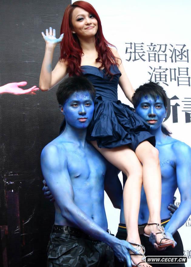 張韶涵被半裸猛男抬起