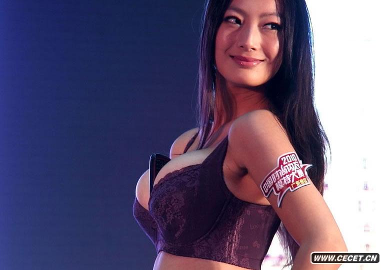 廣州內衣模特胸夾手機秀身材