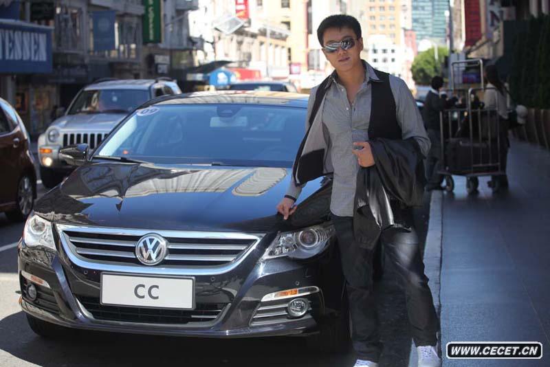 佟大為美國街頭寫(xiě)