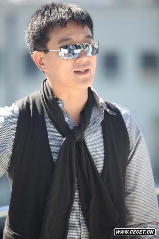 佟大為美國街頭寫(xiě)