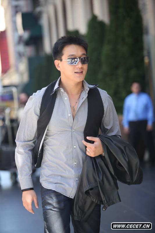 佟大為美國街頭寫(xiě)