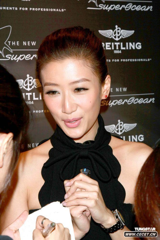 謝婷婷露肩短裙顯高貴